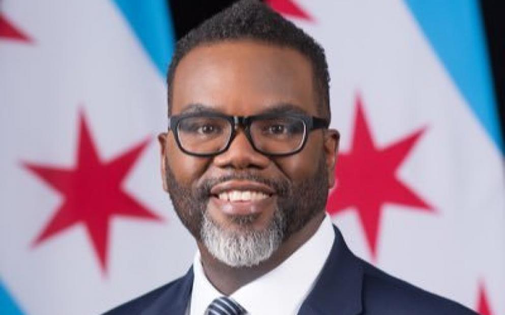 Prefeito de Chicago enfrenta resistência de líderes locais por plano de abrigar imigrantes em tendas: “Ajude sua própria gente primeiro”