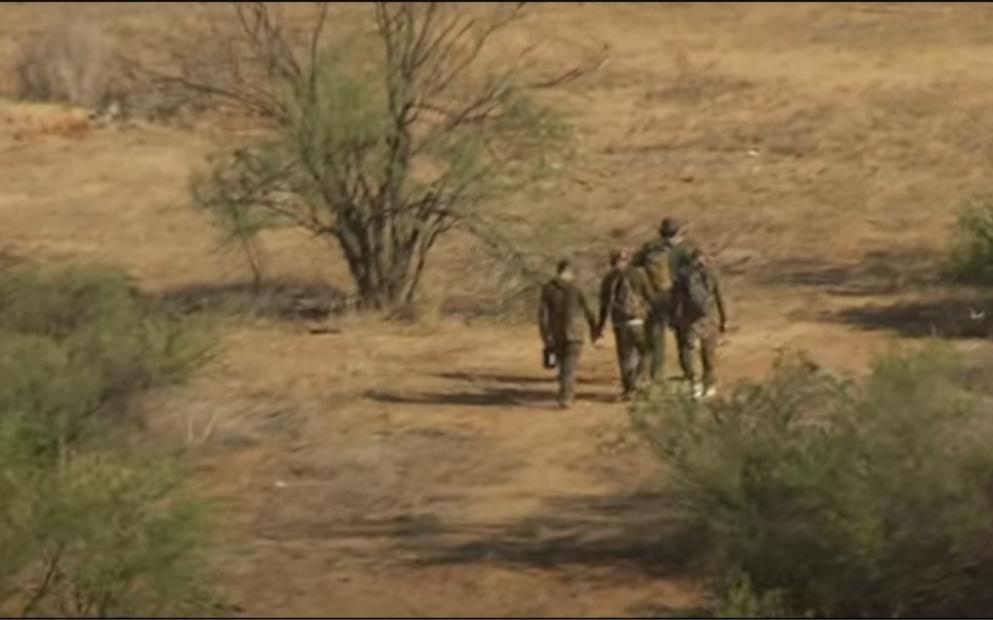 Patrulha da fronteira mantém imigrantes ao ar livre no deserto do Arizona sob altas temperaturas